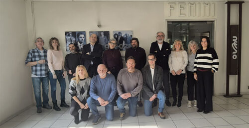 Lo staff ORMU fotografato davanti alla porta di ingresso