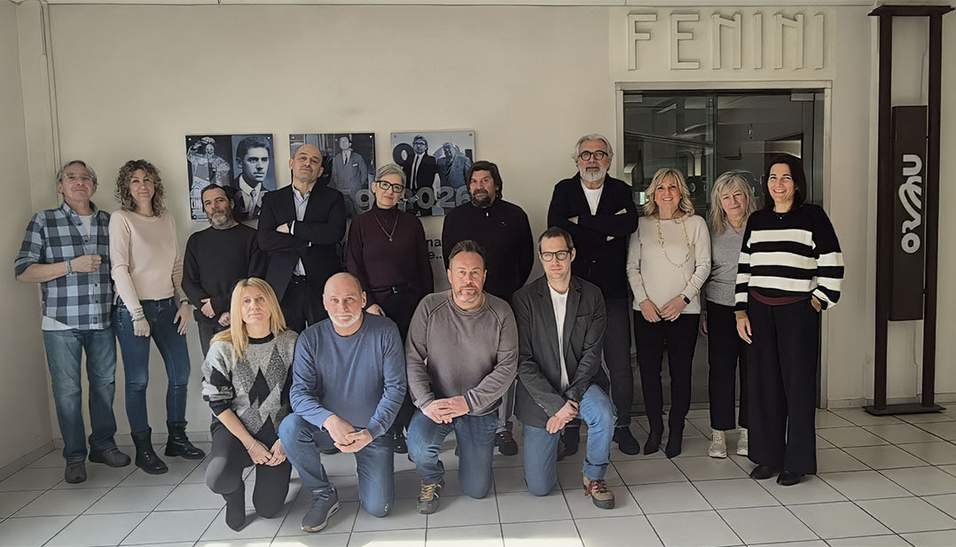 Lo staff ORMU fotografato davanti alla porta di ingresso